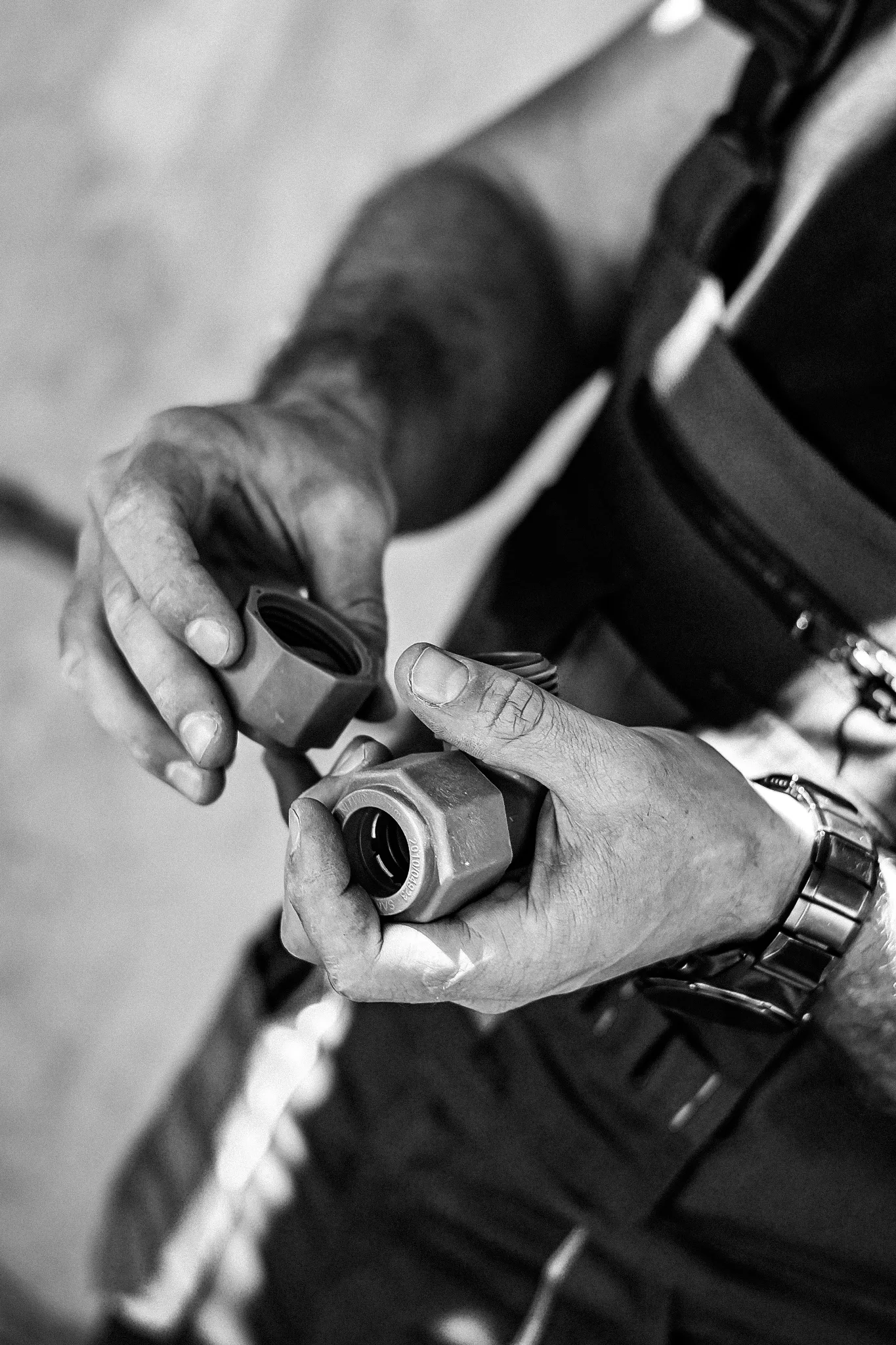 Professional plumber working with UNITWIST fittings